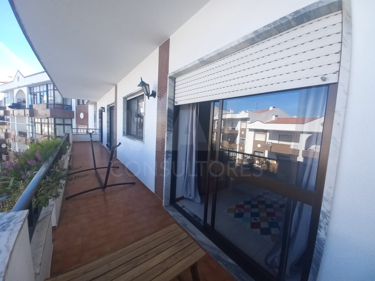 2-bedr. apartment with balcony, in the Lisbonense neighborhood of Caldas da Rainha.